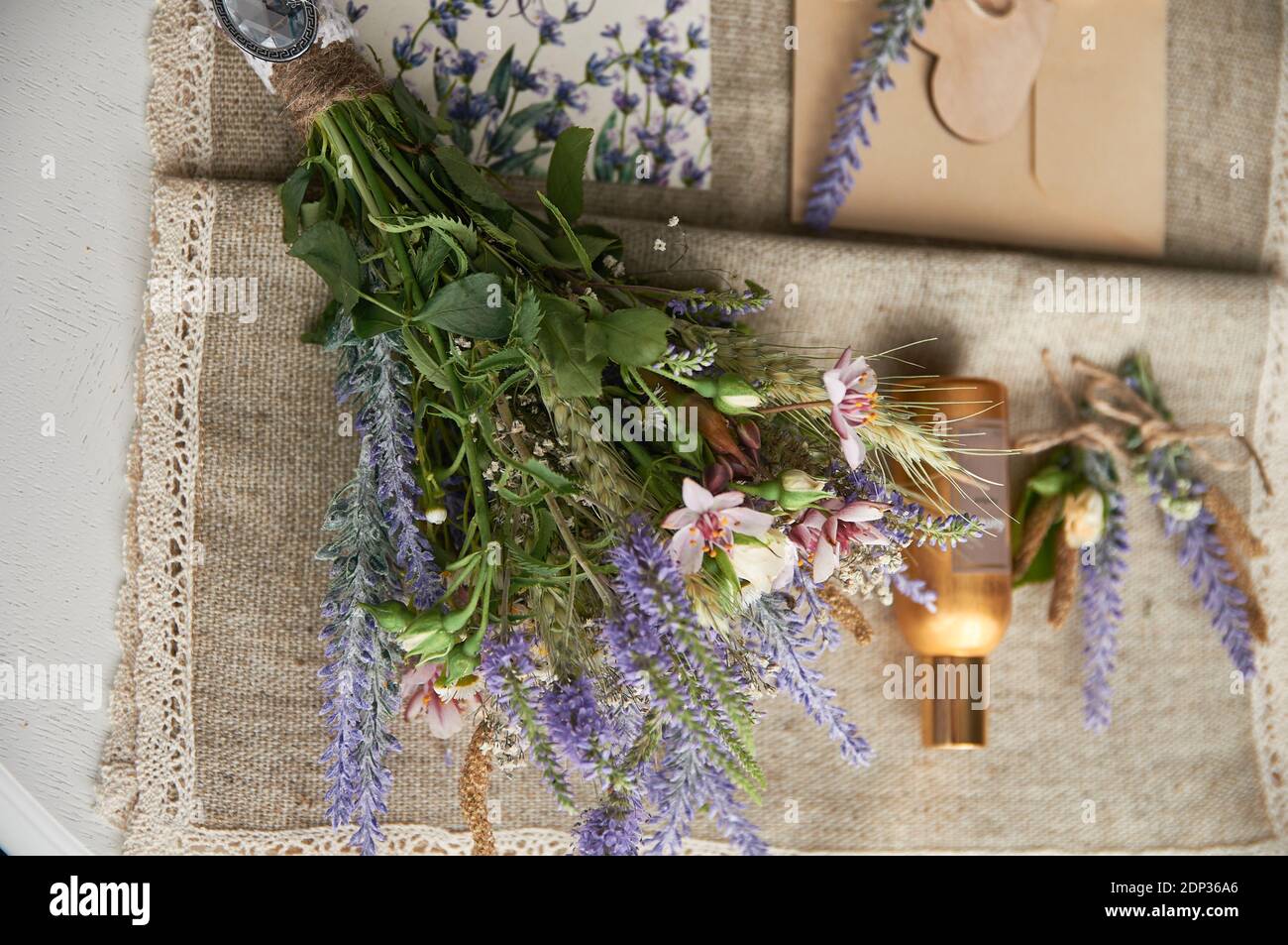 bouquet de mariage de style boho sur la table avec nappe en lin Banque D'Images