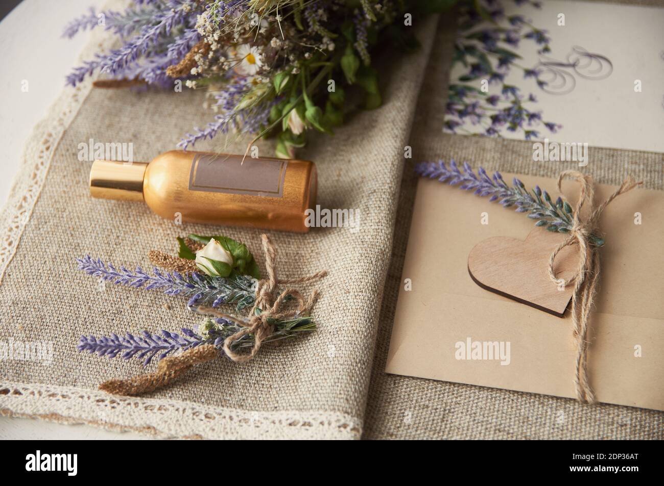 enveloppe de mariage de style boho sur la table avec fleur de lavande Banque D'Images