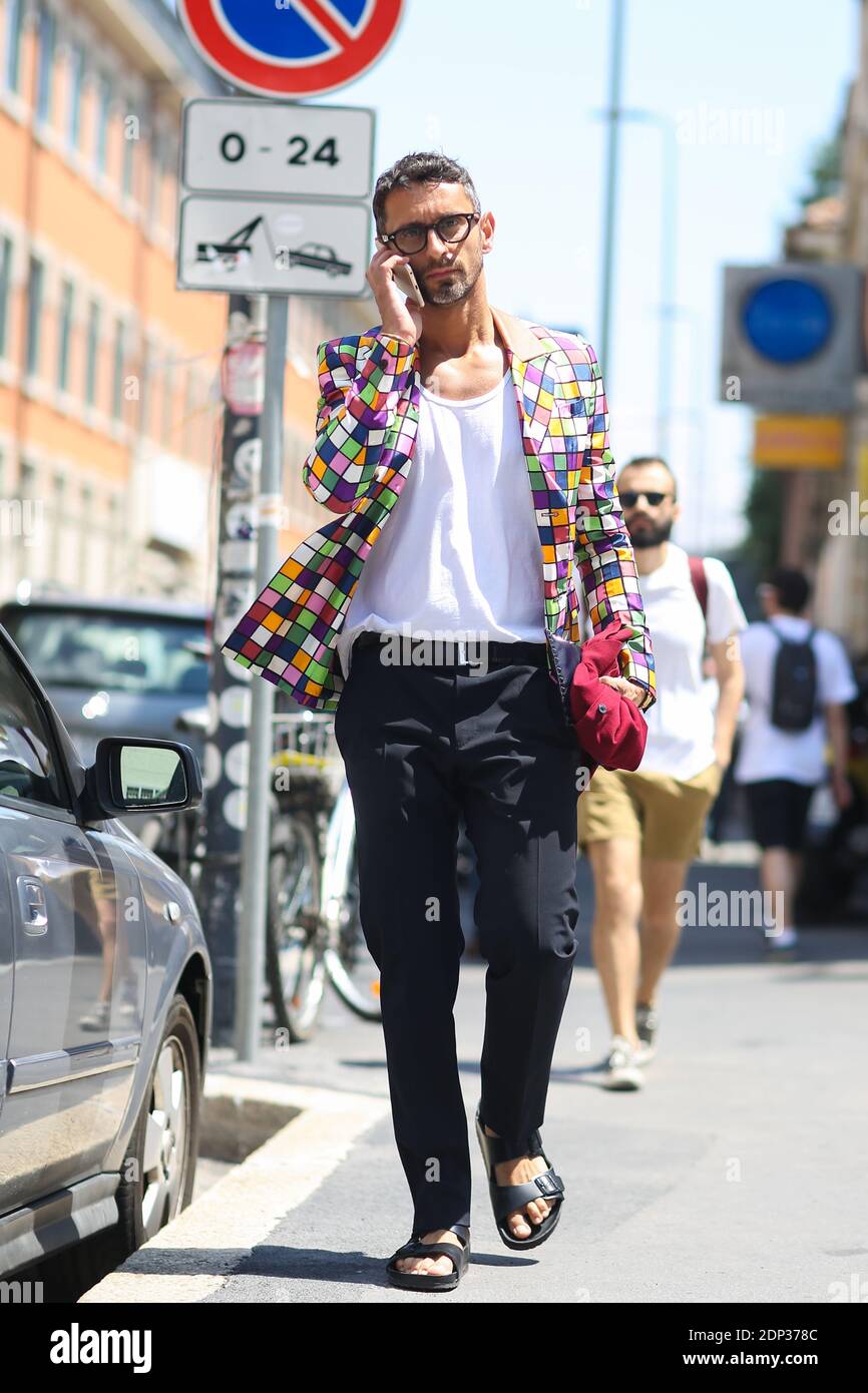 Street style, Simone Marchetti en arrivant au Costume National Homme  Printemps-été 2016 spectacle de vêtements pour hommes tenu à via Tortona à  Milan, Italie, le 20 juin 2015. Photo de Marie-Paola  Bertrand-Hillion/ABACAPRESS.COM