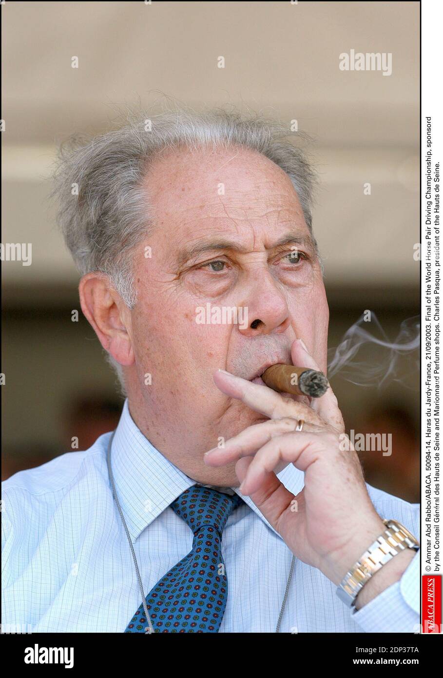 L'ancien ministre français de l'intérieur Charles Pasqua, un homme politique intransigeant allié proche de l'ancien président Jacques Chirac, est décédé lundi à l'âge de 88 ans. Pasqua, un ancien combattant du mouvement gaulliste, a passé plus d'un demi-siècle au cœur de la politique française dans une carrière ponctuée par des politiques dénuées de sens ciblant le terrorisme mais éclipsée par des scandales de financement. Photo du fichier : © Ammar Abd Rabbo/ABACA. 50094-14. Haras du Jardy-France, 21/09/2003. Finale du Championnat du monde de pilotage par paire de chevaux, sponsorise par le Conseil général des hauts de Seine et les magasins de parfums Marionnaud. Charles Pasqua, prési Banque D'Images