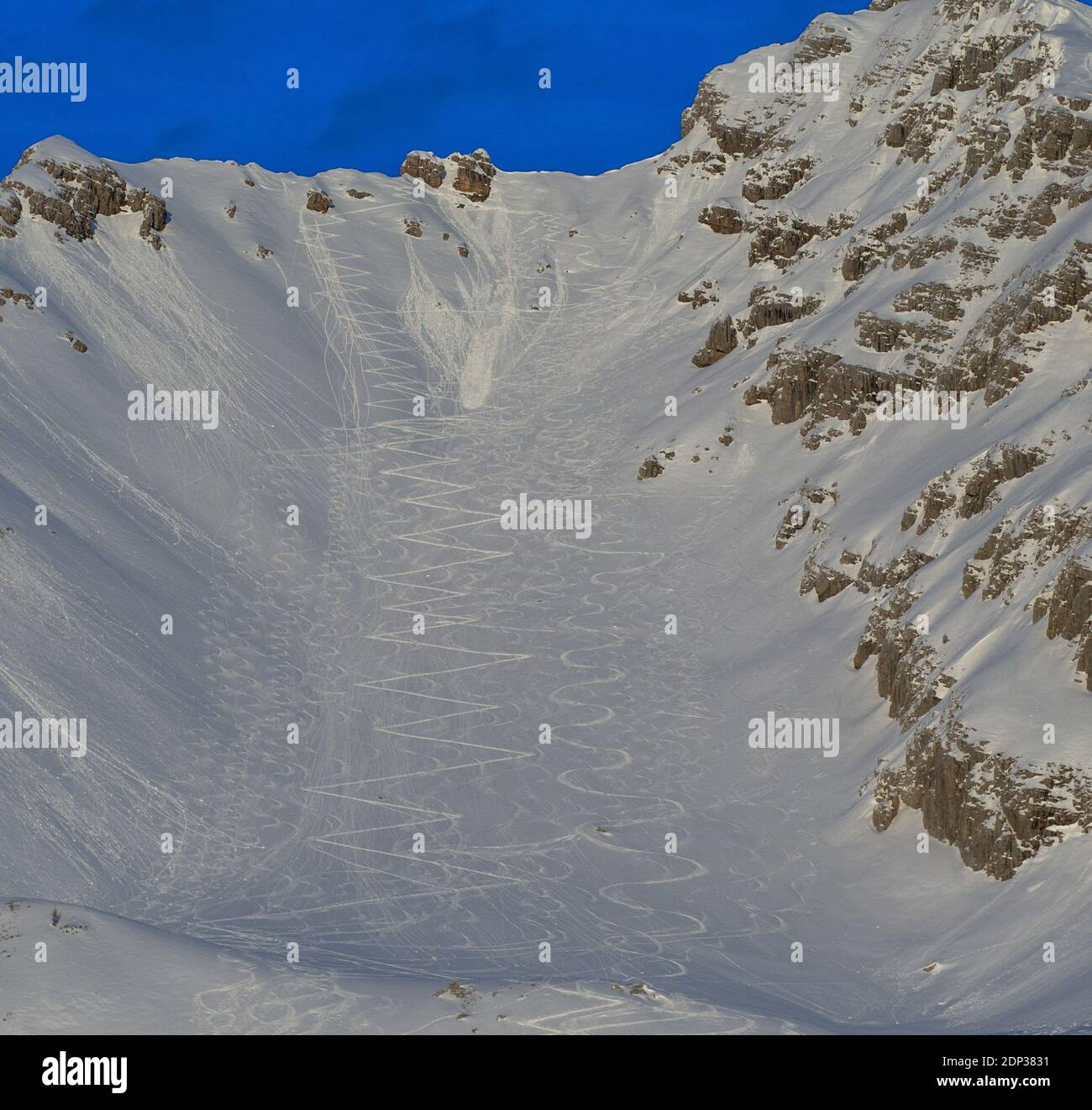 traces de skieurs sur une pente dangereuse Banque D'Images
