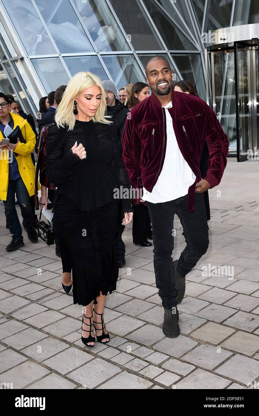 Photo Du Dossier Kanye West Et Kim Kardashian Arrivent A Louis Vuitton Automne Hiver 15 16 Salon De La Collection Pret A Porter Tenu A La Fondation Louis Vuitton A Paris France Le 11 Mars