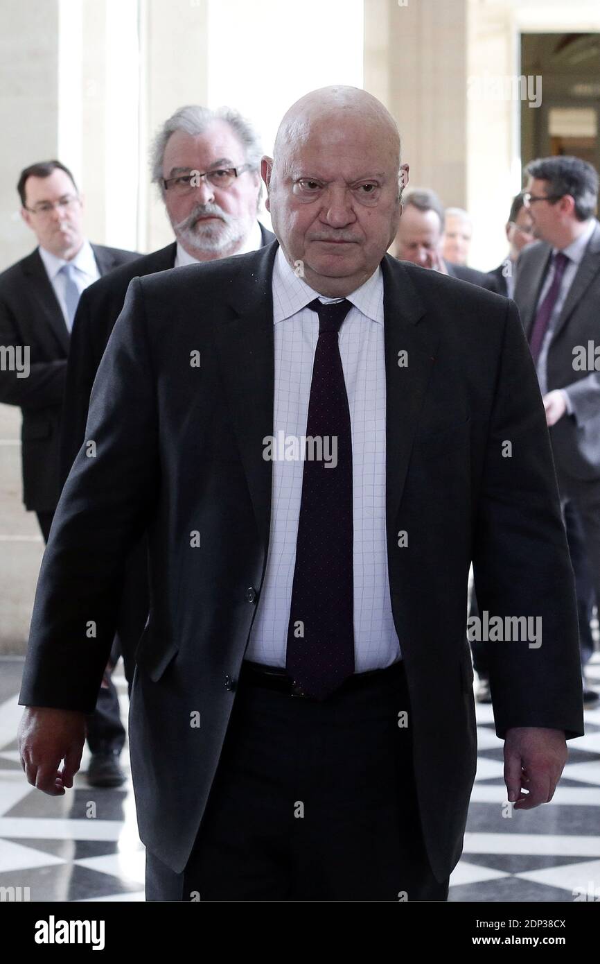 Le député Andre Santini est photographié à quatre colonnes lors d'une séance de questions au gouvernement, à l'Assemblée nationale, à Paris, le 01 avril 2015. Photo de Stephane Lemouton/ABACAPRESS.COM Banque D'Images