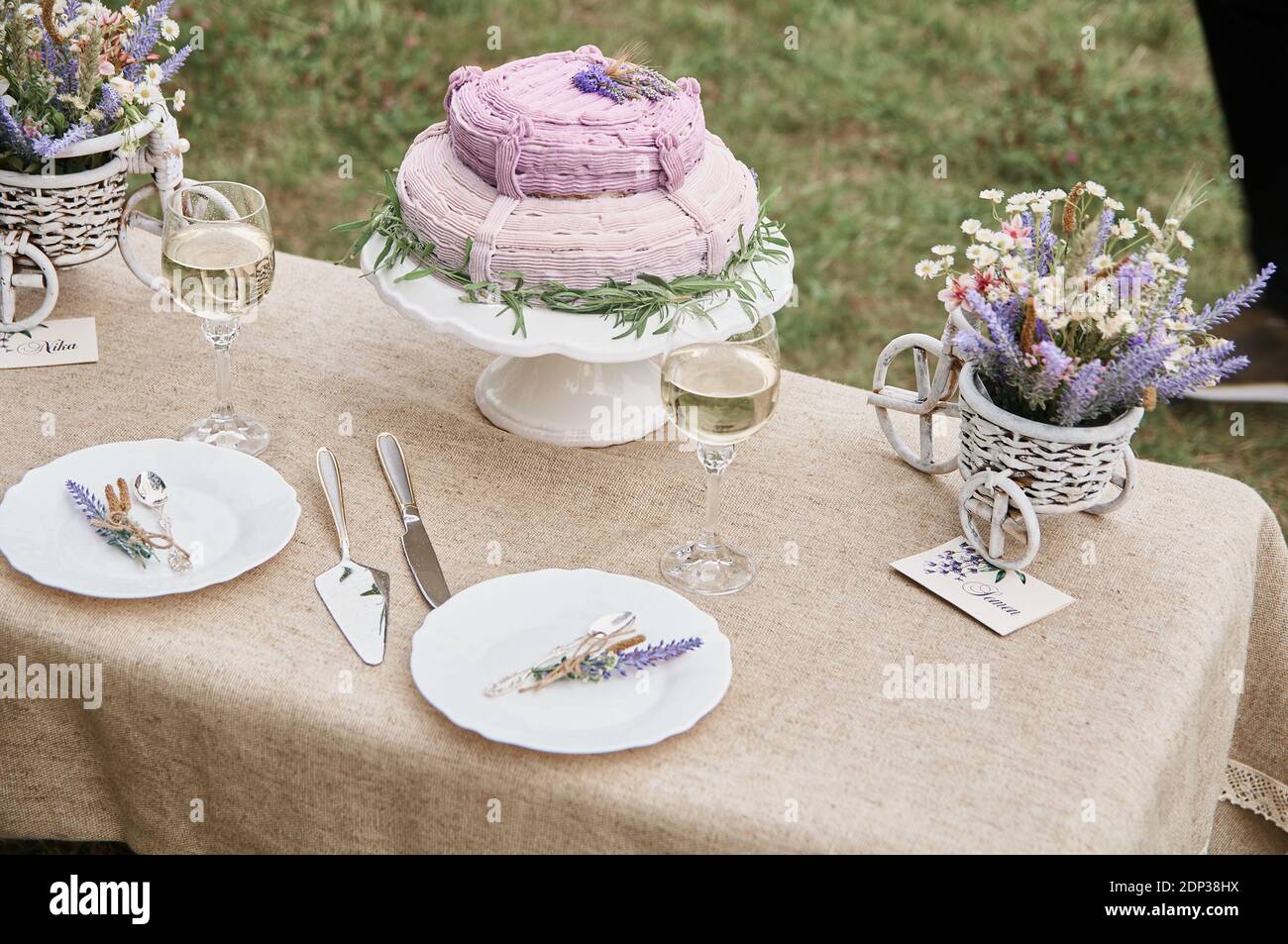 table de mariage de style boho avec gâteau pour mariée et marié Banque D'Images