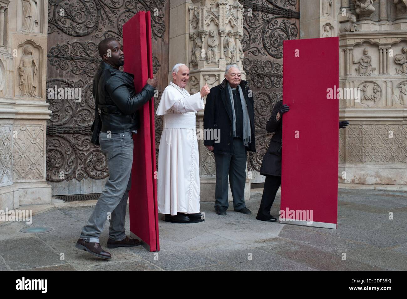 Le modèle de cire grandeur nature du Pape François est présenté par le Musée Grévin en face de la cathédrale notre-Dame de Paris, France, le 2 avril 2015, dans le cadre des célébrations de Pâques. Fondé en 1882, le musée Grévin est l'un des plus anciens musées de cire d'Europe. Photo de Thierry Orban/ABACAPRESS.COM Banque D'Images