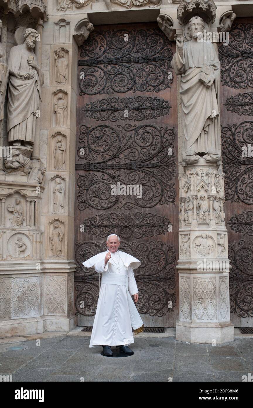 Le modèle de cire grandeur nature du Pape François est présenté par le Musée Grévin en face de la cathédrale notre-Dame de Paris, France, le 2 avril 2015, dans le cadre des célébrations de Pâques. Fondé en 1882, le musée Grévin est l'un des plus anciens musées de cire d'Europe. Photo de Thierry Orban/ABACAPRESS.COM Banque D'Images