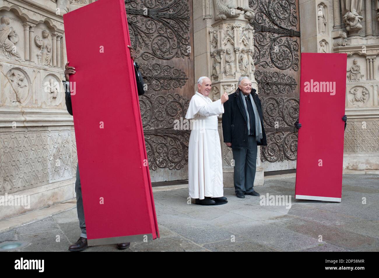 Le modèle de cire grandeur nature du Pape François est présenté par le Musée Grévin en face de la cathédrale notre-Dame de Paris, France, le 2 avril 2015, dans le cadre des célébrations de Pâques. Fondé en 1882, le musée Grévin est l'un des plus anciens musées de cire d'Europe. Photo de Thierry Orban/ABACAPRESS.COM Banque D'Images