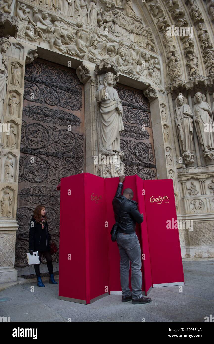 Le modèle de cire grandeur nature du Pape François est présenté par le Musée Grévin en face de la cathédrale notre-Dame de Paris, France, le 2 avril 2015, dans le cadre des célébrations de Pâques. Fondé en 1882, le musée Grévin est l'un des plus anciens musées de cire d'Europe. Photo de Thierry Orban/ABACAPRESS.COM Banque D'Images