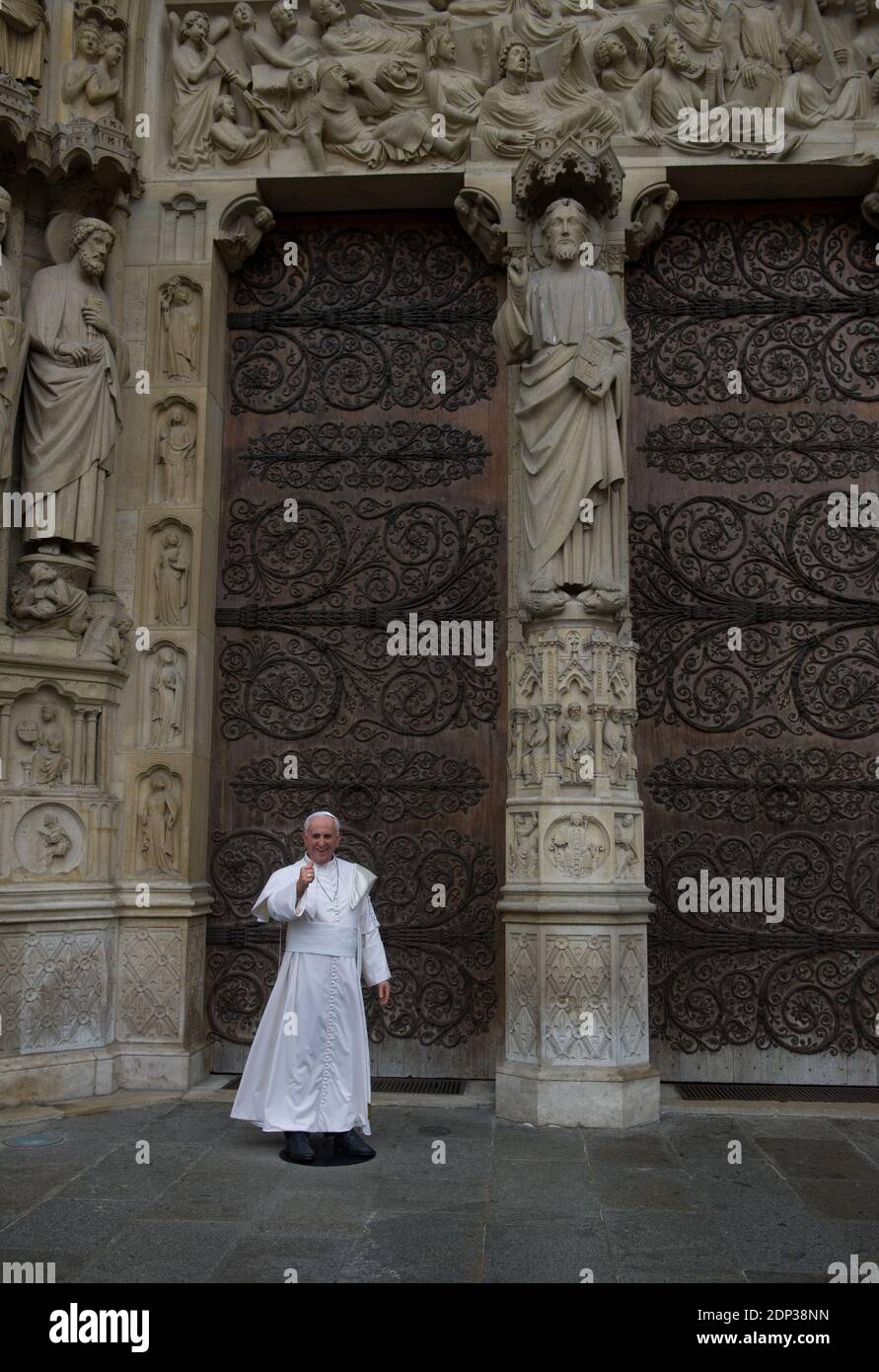 Le modèle de cire grandeur nature du Pape François est présenté par le Musée Grévin en face de la cathédrale notre-Dame de Paris, France, le 2 avril 2015, dans le cadre des célébrations de Pâques. Fondé en 1882, le musée Grévin est l'un des plus anciens musées de cire d'Europe. Photo de Thierry Orban/ABACAPRESS.COM Banque D'Images