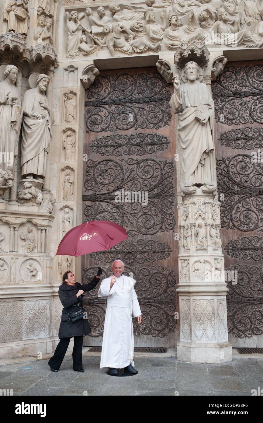 Le modèle de cire grandeur nature du Pape François est présenté par le Musée Grévin en face de la cathédrale notre-Dame de Paris, France, le 2 avril 2015, dans le cadre des célébrations de Pâques. Fondé en 1882, le musée Grévin est l'un des plus anciens musées de cire d'Europe. Photo de Thierry Orban/ABACAPRESS.COM Banque D'Images