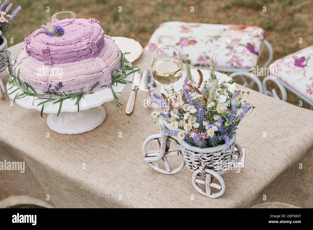 gâteau de mariage de style boho sur une table recouverte d'un nappe en lin Banque D'Images