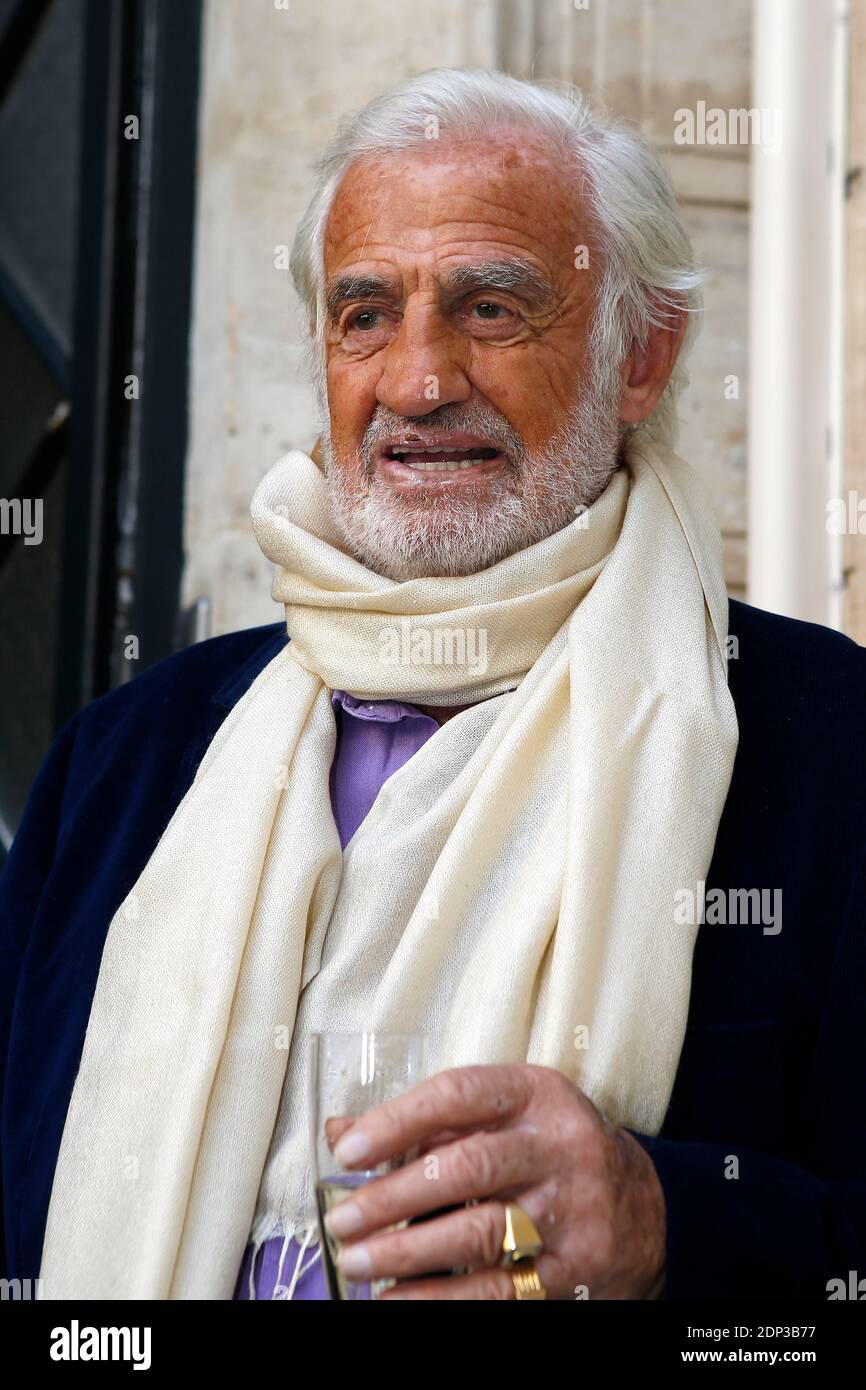 À son 82e anniversaire, l'acteur Jean-Paul Belmondo accueille des fans qui  attendent devant sa maison avant de se rendre au restaurant italien  Veramente, avec sa petite-fille Annabelle et son meilleur ami Charles