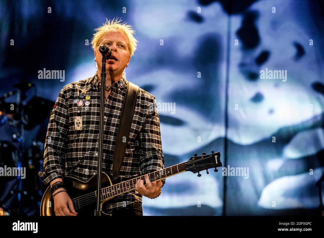 Nibe, Danemark. 02e, juillet 2014. Le groupe de rock américain The progéniture joue un concert en direct pendant le festival de musique danois Nibe Festival 2014 à Nibe. Ici, le chanteur et guitariste Dexter Holland est vu en direct sur scène. (Crédit photo: Gonzales photo - Lasse Lagoni). Banque D'Images