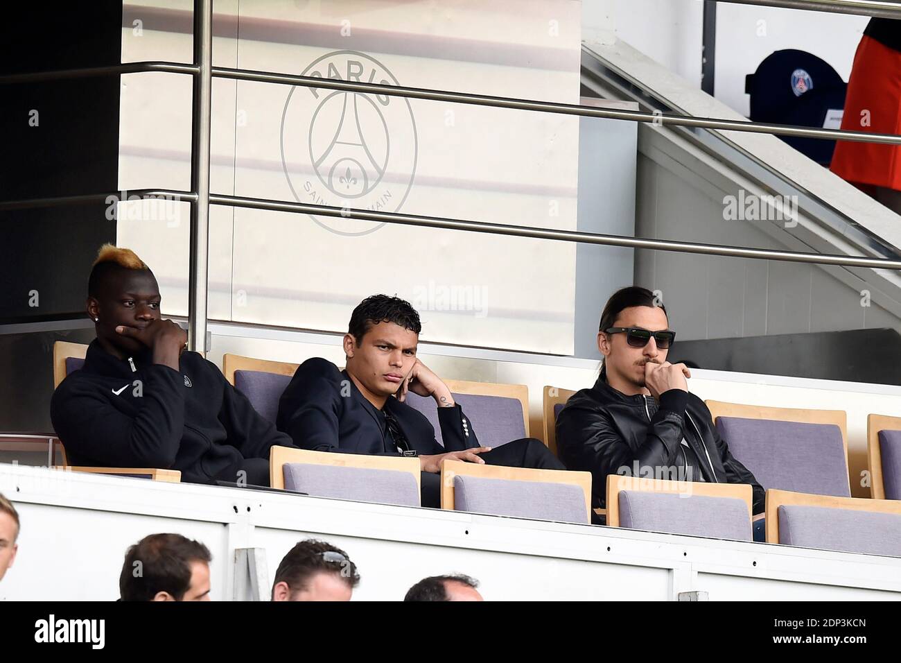 Les joueurs du PSG Jean-Christophe Bahebeck, Thiago Silva et Zlatan Ibrahimovic soutiennent leur équipe face à Lille lors du match de football de la première Ligue française, au stade du Parc des Princes à Paris, en France, le 25 avril 2015. Photo de Laurent Zabulon/ABACAPRESS.COM Banque D'Images