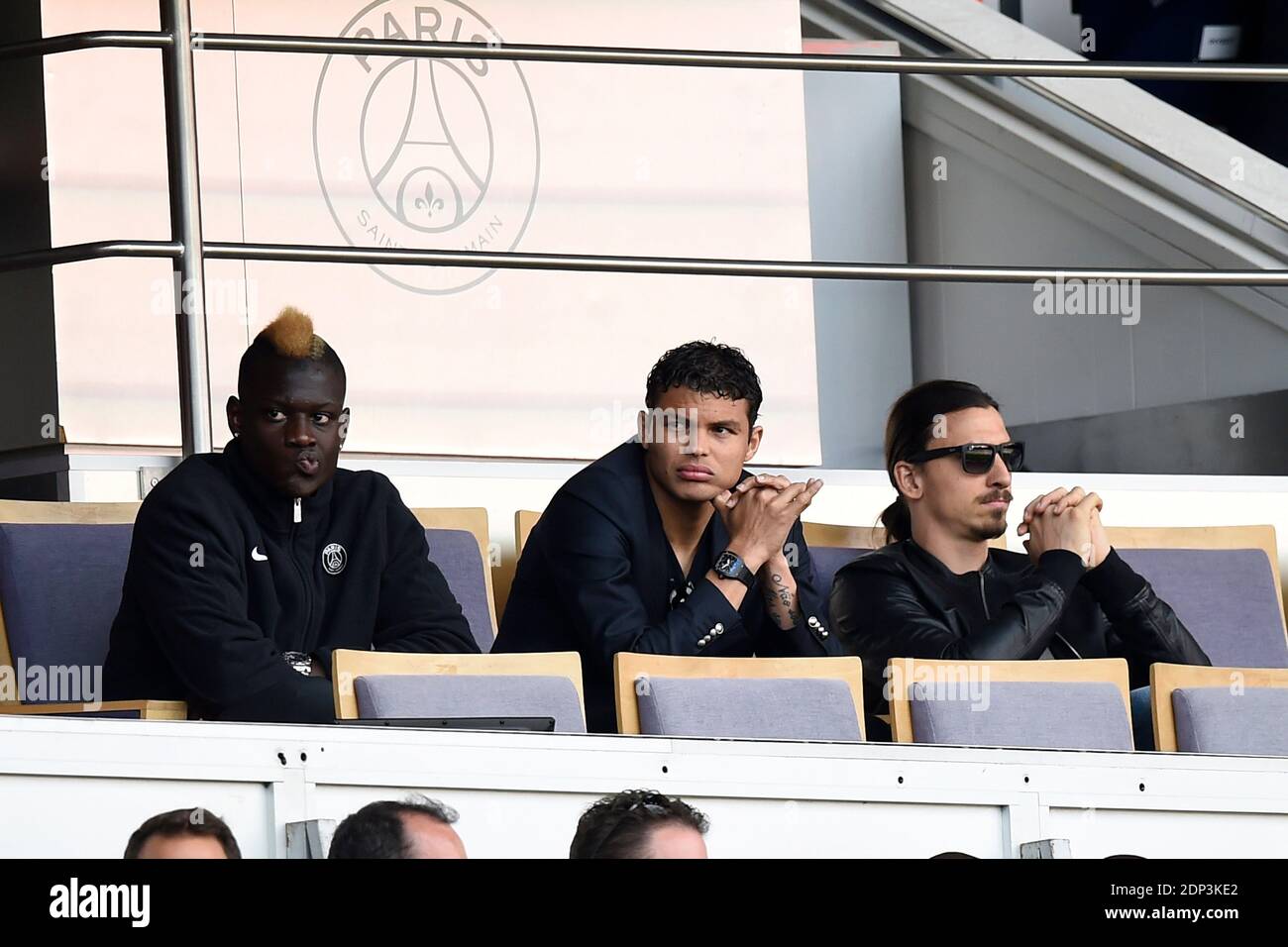 Les joueurs du PSG Jean-Christophe Bahebeck, Thiago Silva et Zlatan Ibrahimovic soutiennent leur équipe face à Lille lors du match de football de la première Ligue française, au stade du Parc des Princes à Paris, en France, le 25 avril 2015. Photo de Laurent Zabulon/ABACAPRESS.COM Banque D'Images