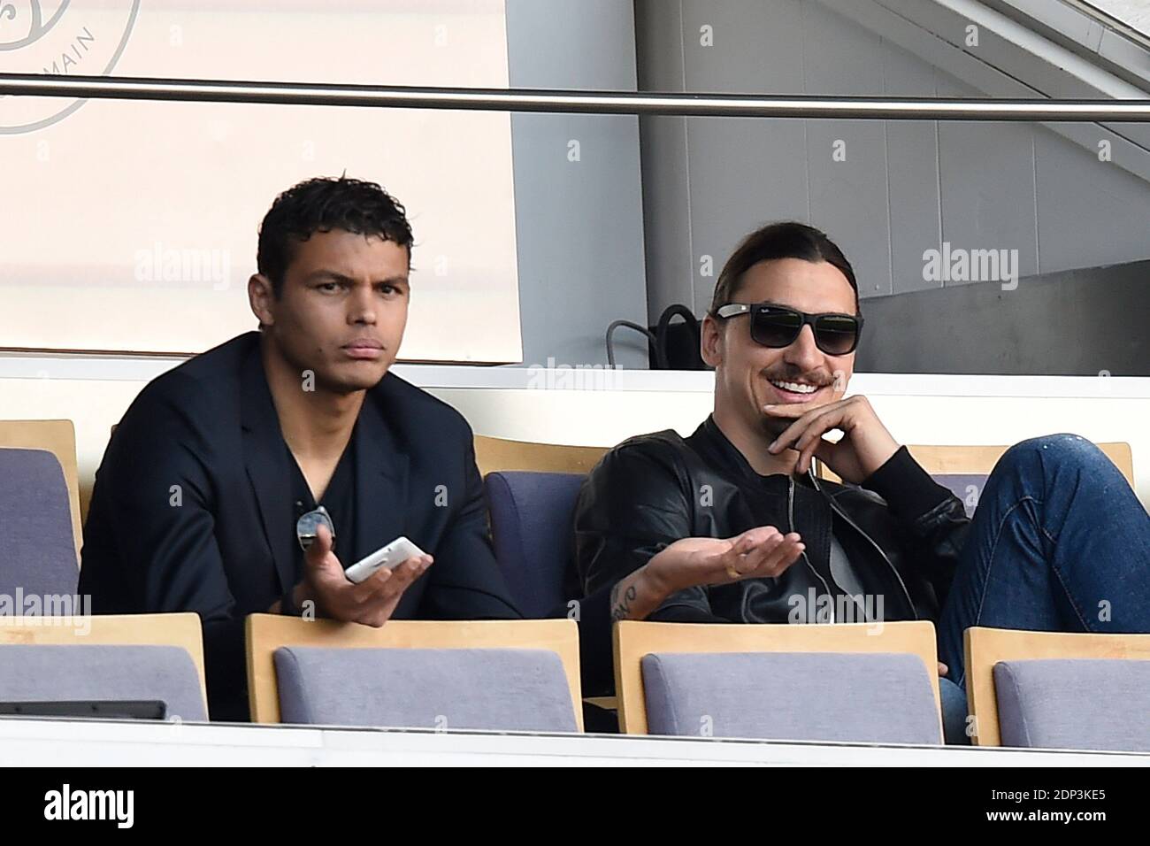 Les joueurs du PSG Thiago Silva et Zlatan Ibrahimovic soutiennent leur équipe face à Lille lors du match de football de la première Ligue française, au stade du Parc des Princes à Paris, en France, le 25 avril 2015. Photo de Laurent Zabulon/ABACAPRESS.COM Banque D'Images