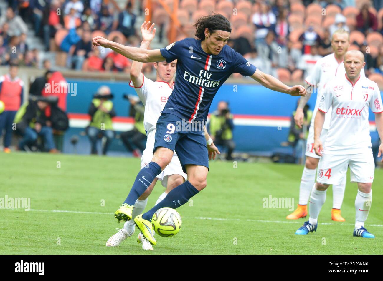 L'Edinson Cavani du PSG affronte Sébastien Corchia de Lille lors du match de football de la première Ligue française, Paris-St-Germain vs Lille, au stade du Parc des Princes à Paris, France, le 25 avril 2015. PSG a gagné 6-1. Photo de Henri Szwarc/ABACAPRESS.COM Banque D'Images