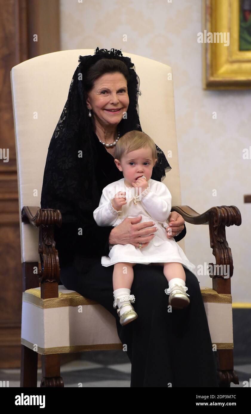 Le pape François a rencontré la reine Silvia , la princesse Madeleine et son mari Christopher O'Neill et la petite princesse Leonore lors d'une audience à la bibliothèque privée du Vatican, le 27 avril 2015. Photo par Eric Vandeville /ABACAPRESS.COM Banque D'Images