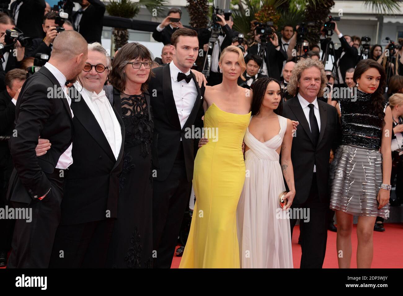 Margaret Sixel, Nicholas Hoult, Zoe Kravitz, George Miller, Charlize Theron, Tom Hardy, Courtney Eaton et Doug Mitchell arrivent au Palais des Festivals pour la projection du film Mad Max : Fury Road dans le cadre du 68e Festival de Cannes, le 14 mai 2015. Photo de Nicolas Briquet/ABACAPRESS.COM Banque D'Images