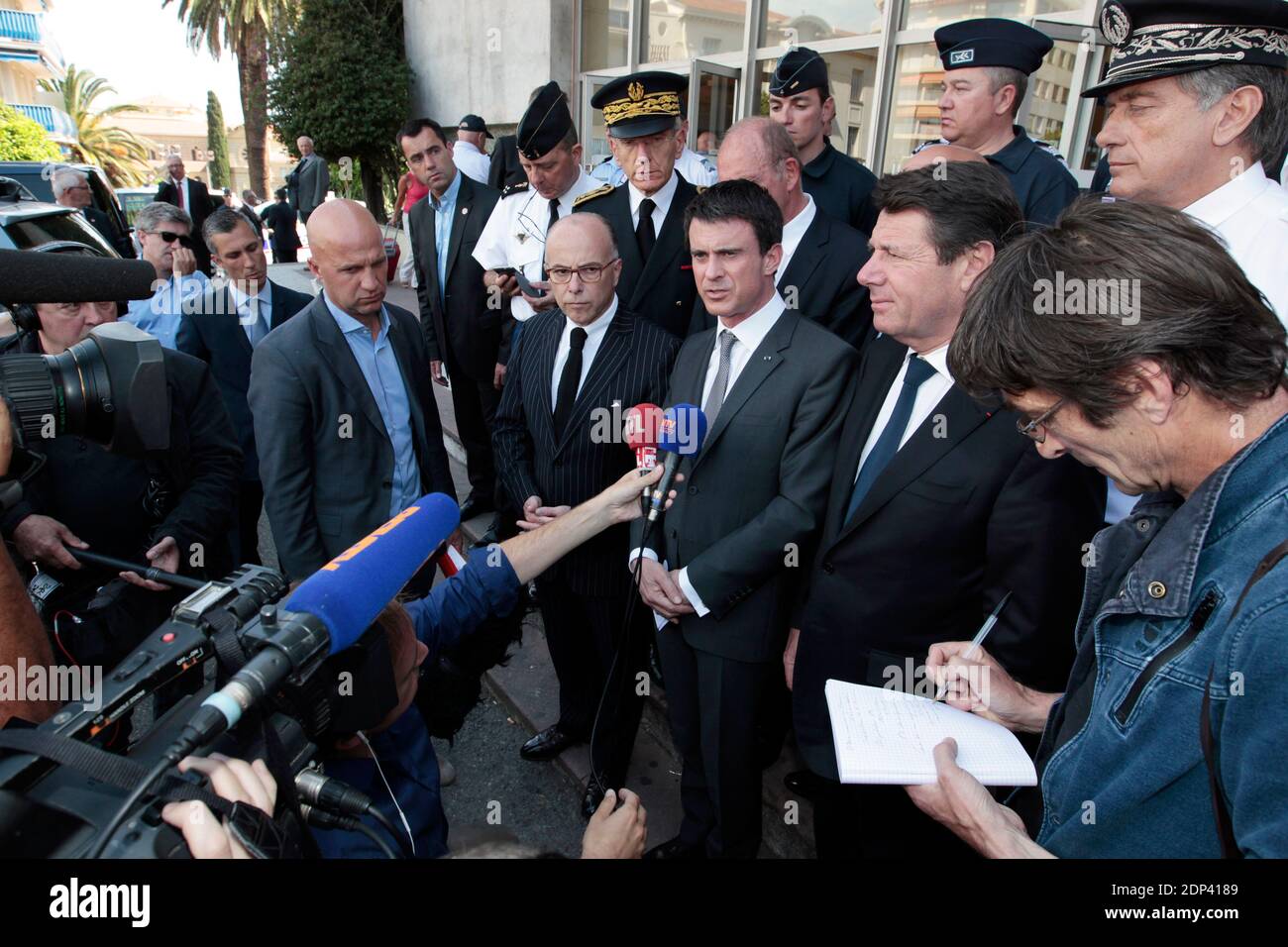 Le 16 mai 2015, le Premier ministre français Manuel Valls (C) s'adresse aux médias flanqués par le ministre de l'intérieur Bernard Cazeneuve (4e R) et le député UMP de l'opposition de droite, Christian Estrosi (2e R), à la gare de Menton, dans le sud-est de la France, près de la frontière franco-italienne, dans le cadre de la politique d'immigration du gouvernement. Photo de Jean-Christophe Magnenet/Pool/ABACAPRESS.COM Banque D'Images