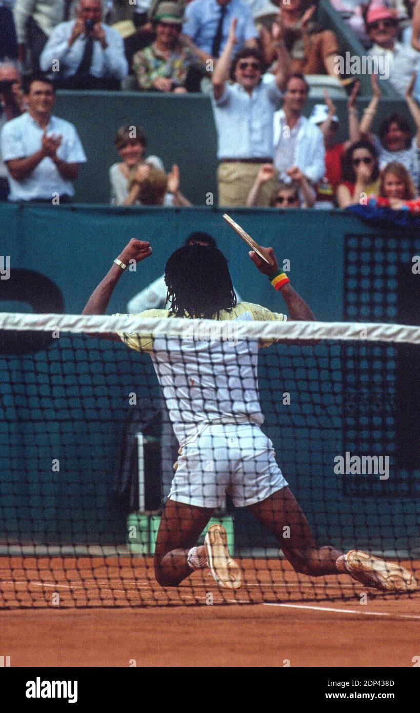 Yannick Noah, France, vainqueur de l'Open de tennis français contre Mats Wilander, Suède, au stade Roland-Garros, Paris, France, le 23 mai 1983. Photo de Henri Szwarc/ABACAPRESS.COM Banque D'Images