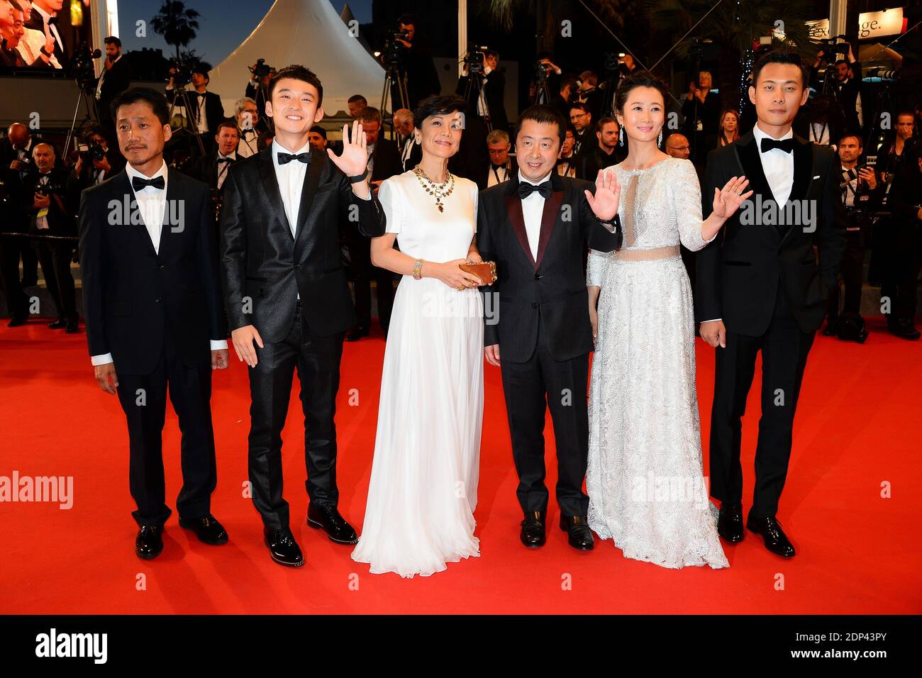 Zhang Yi, Zhao Tao, Jia Zhang Ke, Sylvia Chang, Dong Zijang et Liang Jingdong arrivant au Palais des Festivals pour la projection du film Shan He Gu Ran (les montagnes peuvent partir) dans le cadre du 68e Festival de Cannes, France, le 20 mai 2015. Photo de Nicolas Briquet/ABACAPRESS.COM Banque D'Images