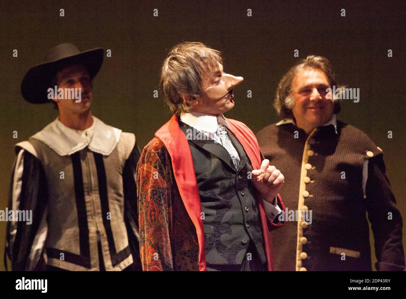 Emeric Marchand et Benoit soles sur scène lors d'une représentation de la pièce Cyrano de Bergerac ecrite par Edmond Rostand et mise en scène par Henri Lazarini au Theatre 14 a Paris, France, le 20 Mai 2015. Photo par Audrey Poree/ ABACAPRESS.COM Banque D'Images