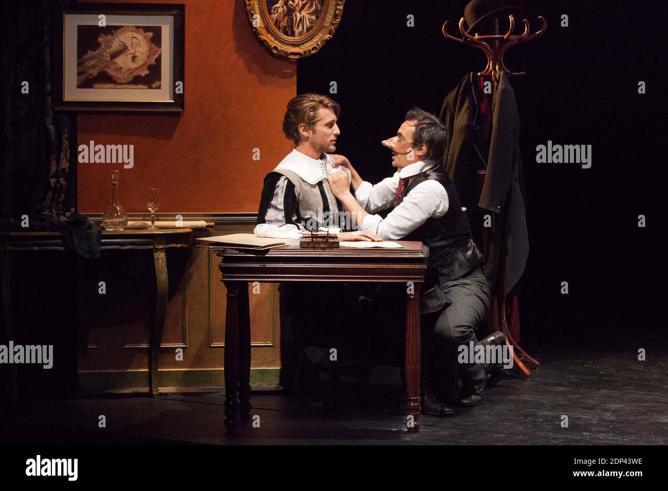 Vladimir Perrin et Benoit soles sur scène lors d'une représentation de la pièce Cyrano de Bergerac ecrite par Edmond Rostand et mise en scène par Henri Lazarini au Theatre 14 a Paris, France, le 20 Mai 2015. Photo par Audrey Poree/ ABACAPRESS.COM Banque D'Images