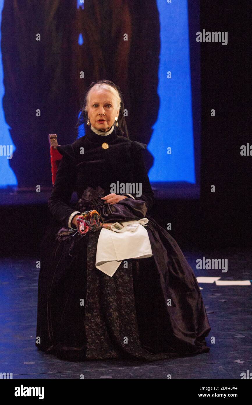 Geneviève Casile sur scène lors d'une représentation de la pièce Cyrano de Bergerac ecrite par Edmond Rostand et mise en scène par Henri Lazarini au Theatre 14 a Paris, France, le 20 Mai 2015. Photo par Audrey Poree/ ABACAPRESS.COM Banque D'Images