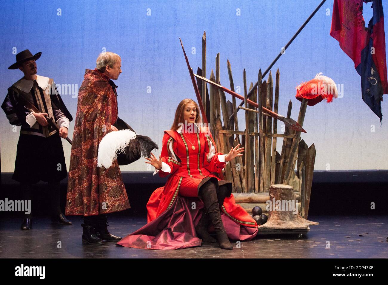 Emmanuel Dechartre et Clara Huet sur scène lors d'une représentation de la pièce Cyrano de Bergerac ecrite par Edmond Rostand et mise en scène par Henri Lazarini au Theatre 14 a Paris, France, le 20 Mai 2015. Photo par Audrey Poree/ ABACAPRESS.COM Banque D'Images