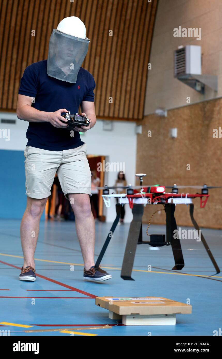 Les étudiants présentent un drone aérien capable de livrer une pizza à Begles, dans le sud-ouest de la France, le 27 mai 2015. Les étudiants d'une école secondaire de Begles ont été affectés à la mission de concevoir, de construire et de voler un drone aérien capable de livrer des pizzas dans le cadre de leur examen de fin d'année. Ce nouveau concept devrait voir le jour dans les mois à venir. Photo de Bernard-Salinier/ABACAPRESS.COM Banque D'Images