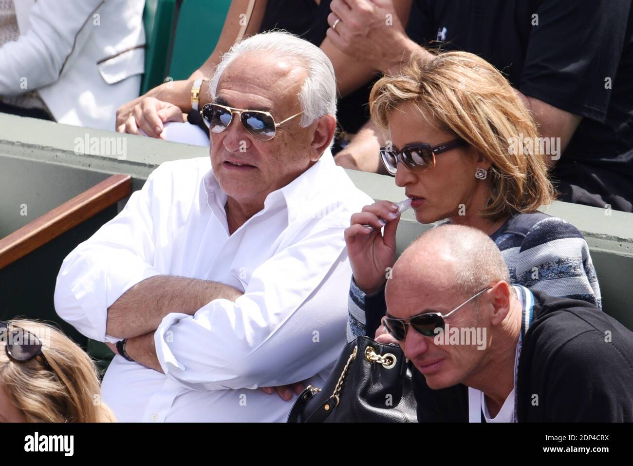 Dominique Strauss Kahn et Myriam l'Aouffir regardent un match lors de la  première partie de l'Open de tennis français à l'arène Roland-Garros à  Paris, France, le 30 mai 2015. Photo de Laurent