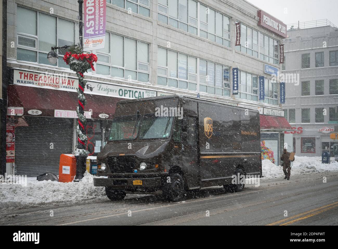 Queens, New York, États-Unis — 17 décembre 2020 : Un camion de livraison UPS est garé sur une rue urbaine pendant une tempête hivernale à Queens, New York City. Banque D'Images