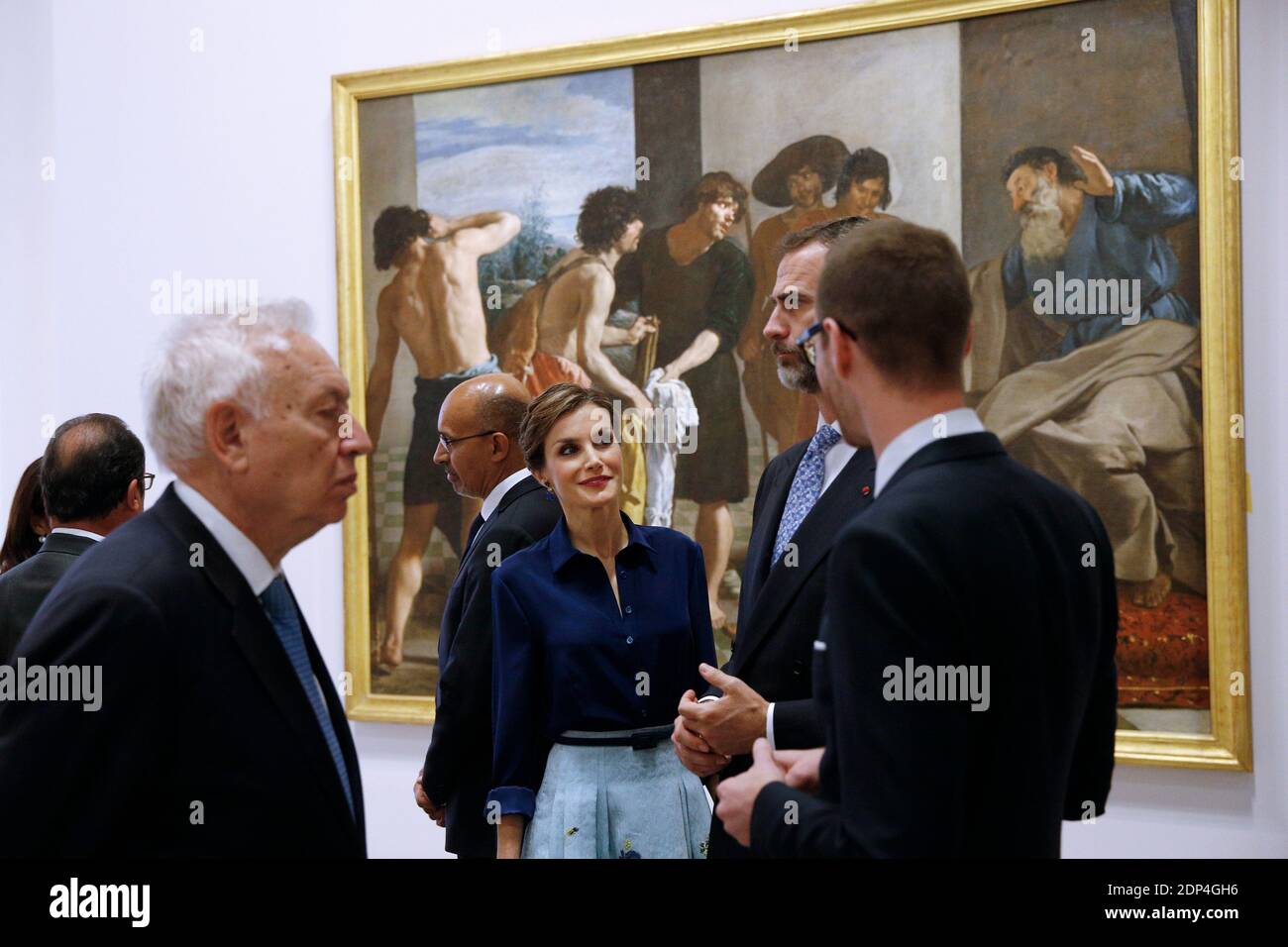 Le président français François Hollande, le roi Felipe VI et la reine Letizia d'Espagne passent par le tableau 'la unique de Joseph' (le manteau sanglant de Joseph apporté à Jacob) lorsqu'ils font le tour de l'exposition 'Velasquez - l'âge d'or de l'art espagnol' au Grand Palais de Paris, France, le 2 juin 2015. Photo de Yoan Valat/Pool/ABACAPRESS.COM Banque D'Images