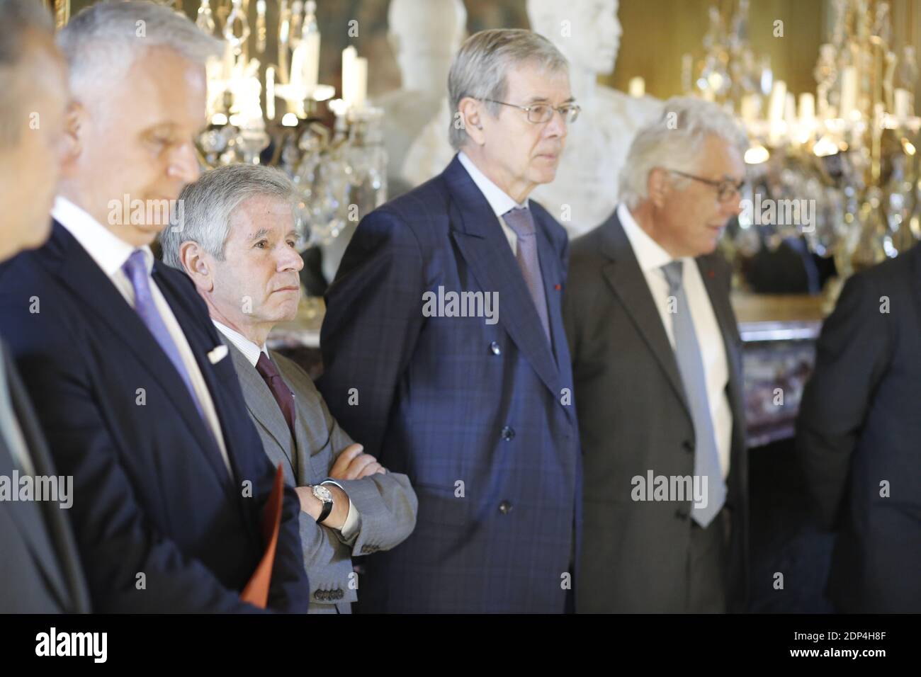 (G-D) le directeur général d'Orange, Gervais Pellissier, l'économiste français Alain Minc et le PDG d'Areva, Philippe Varin, ont participé à un petit déjeuner avec des représentants des communautés économiques françaises et espagnoles, organisé par l'ambassadeur d'Espagne en France, Ramon de Miguel Egea, à sa résidence à Paris, en France, le 4 juin 2015. Le couple royal espagnol est en visite officielle de trois jours en France. Photo de Denis Allard/Pool/ABACAPRESS.COM Banque D'Images