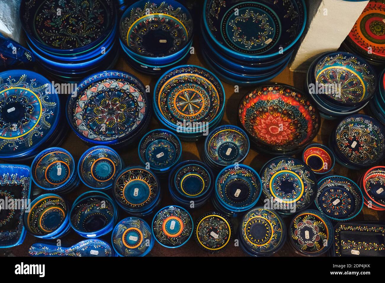 Vue en grand angle des bols en céramique mauresque du marché Banque D'Images