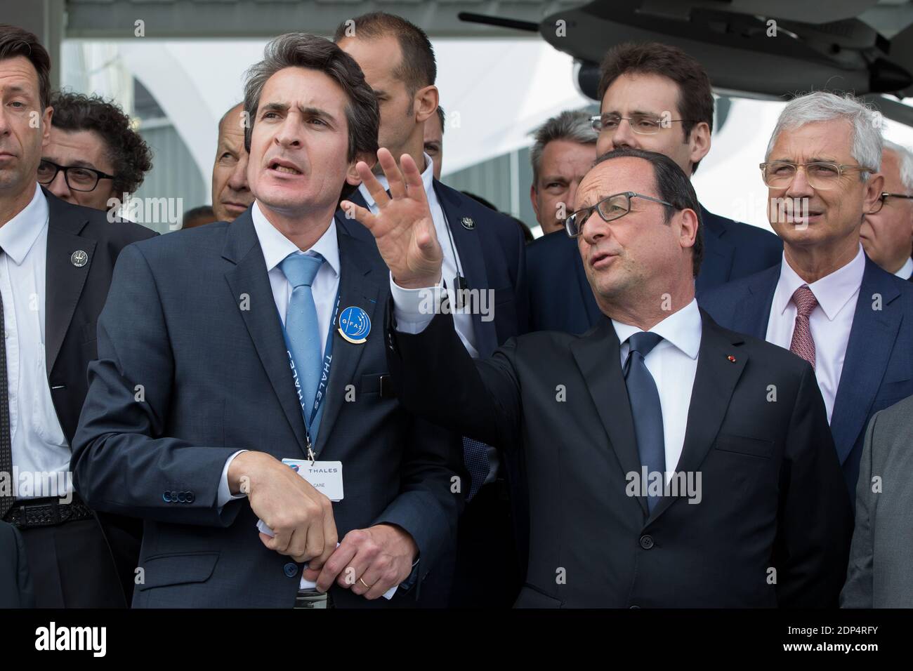 Le président français François Hollande (C) écoute Patrice Caine (L), PDG de Thales, lors de l'ouverture officielle du 51e salon International de l'Air de Paris au Bourget, près de Paris, le 15 juin 2015. Photo de Romuald Meigneux/Pool/ABACAPRESS.COM Banque D'Images
