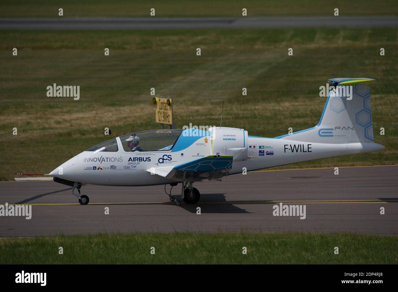 Un prototype d'Airbus E-Fan à deux places s'envole lors du 51e salon International de l'Air de Paris au Bourget près de Paris, le 16 juin 2015. Photo Thierry Orban/ABACAPRESS.COM Banque D'Images