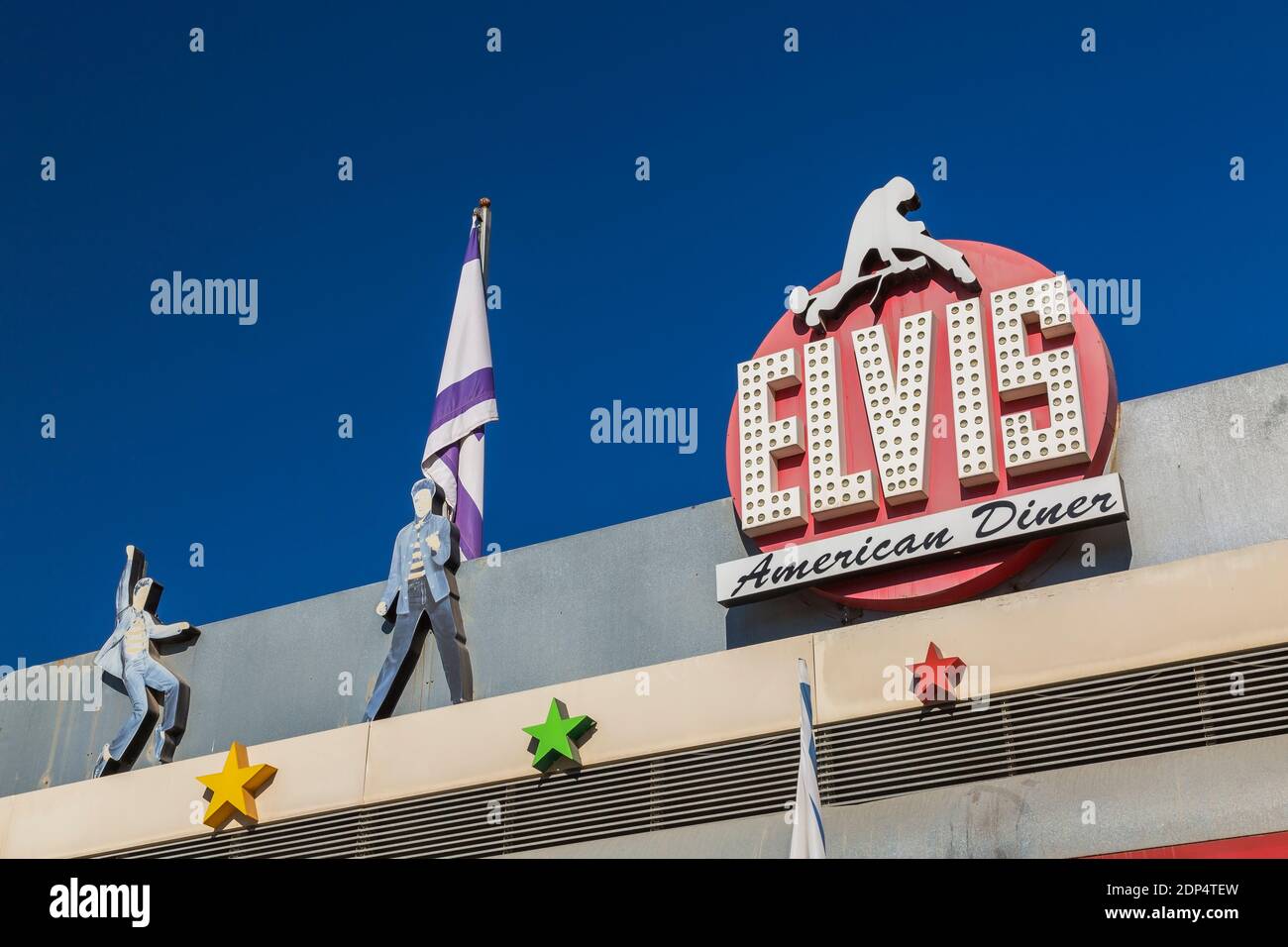 Panneau au-dessus de la façade d'Elvis American Diner, Neve Ilan, Israël Banque D'Images Panneau au-dessus de la façade d'Elvis American Diner, Neve Ilan, Israël Banque D'Images