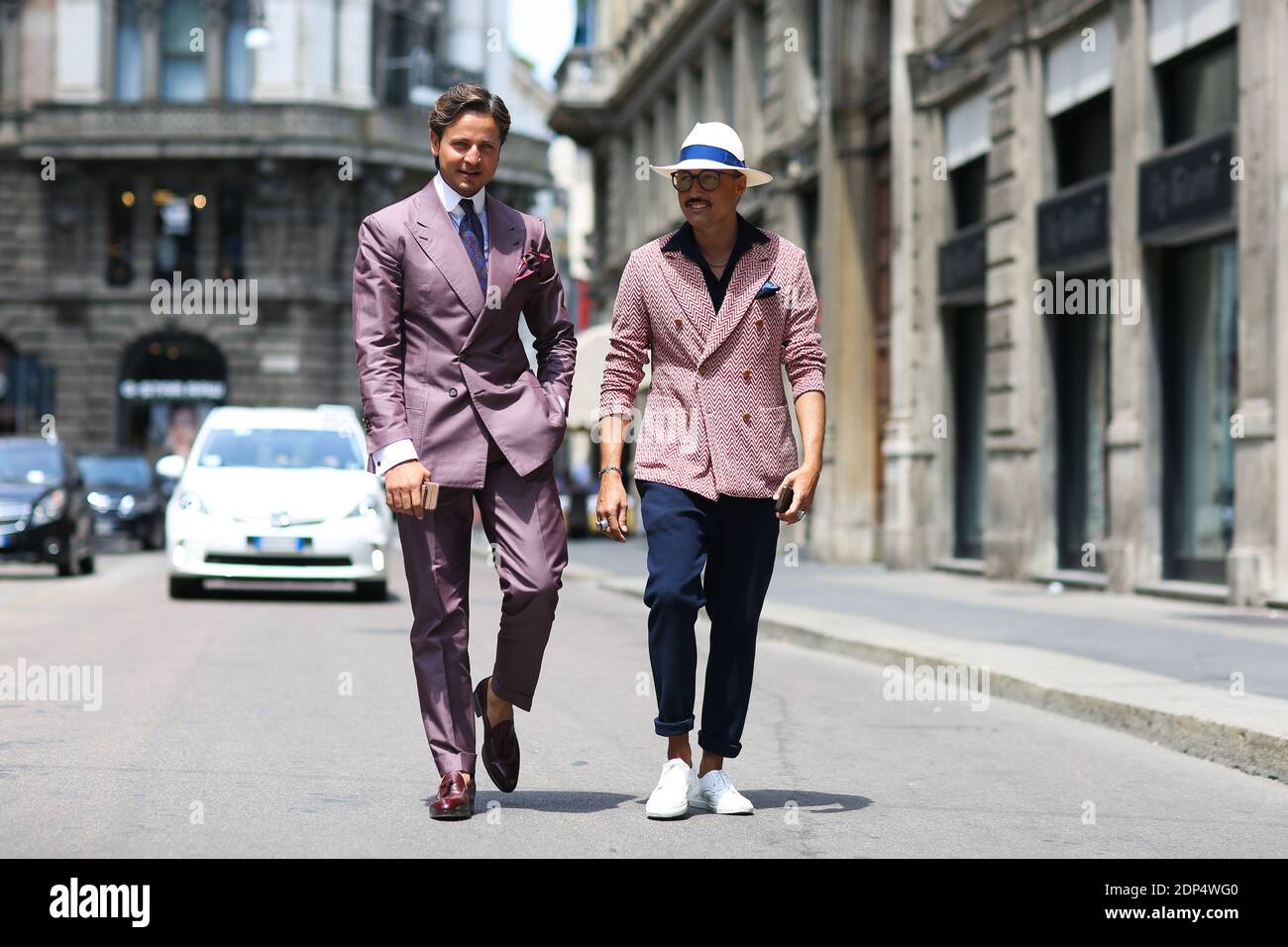 Street style, M. Raro et Fabrizio Oriani arrivant à Salvatore Ferragamo  Printemps-été 2016 salon de vêtements pour hommes qui s'est tenu à Piazza  Affari à Milan, Italie, le 21 juin 2015. Photo