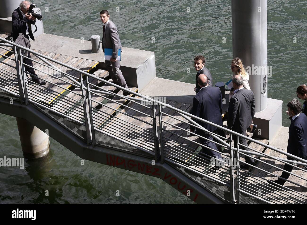 Le ministre français de l'Economie, de la récupération de la productivité et des Affaires numériques Emmanuel Macron arrive en bateau pour participer à l'Assemblée générale du Groupe du Commerce électronique (EBG), sur le pont, on pourrait lire la phrase : faites-vous indigner, 'Indignez-vous', à Paris, le 23 juin 2015. Photo de Stephane Lemouton/ABACAPRESS.COM Banque D'Images