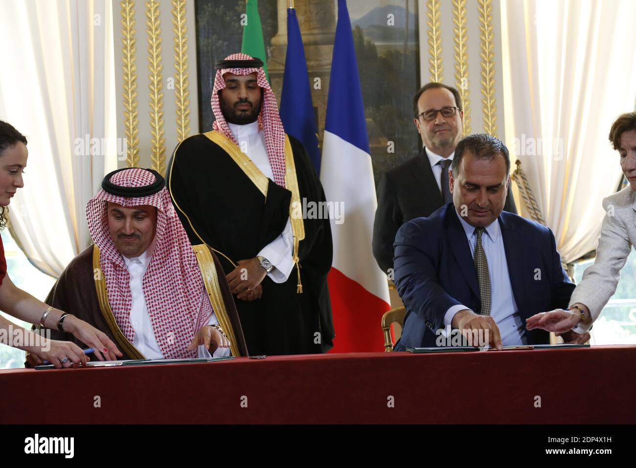 Le directeur général adjoint du groupe Airbus Marwan Lahoud (front, R) et le directeur général de Saudi Arabian Airlines Saleh bin Nasser Al Jasse (front, L) signent un protocole d'accord entre Saudi Arabian Airlines et Airbus Company sur la remise de 50 avions Airbus, Comme le président français François Hollande et le vice-prince héritier saoudien Mohammed Bin Salman, vice-premier ministre, ministre de la Défense et président du Conseil des Affaires économiques et du développement le regardent lors de la signature de dix accords à l'Elysée Palace à Paris, France, le 24 juin 2015. Photo de Denis Allard/Pool/ABACAPRESS.COM Banque D'Images