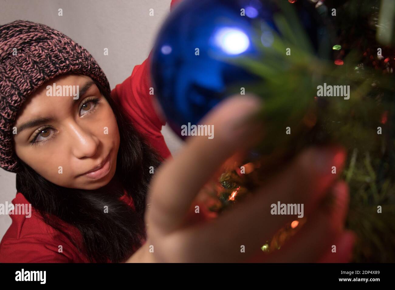 Fille latine décorant l'arbre de Noël Banque D'Images