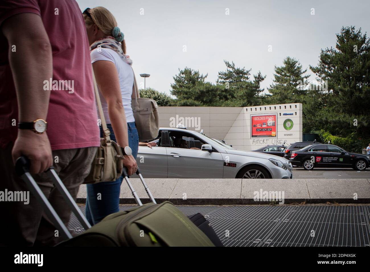 Les chauffeurs de taxi bloquent la porte Maillot à Paris, en France, le 26 juin 2015. Des centaines de chauffeurs de taxi ont convergé sur les aéroports et dans d'autres zones autour de la capitale pour manifester contre UberPOP, une application de taxi populaire qui fait face à une opposition féroce des taxis traditionnels. L'accès à trois terminaux de l'aéroport Paris-Charles de Gaulle et dans un certain nombre de zones de Paris, notamment la porte Maillot, a été bloqué. Photo de Audrey Poree/ABACAPRESS.COM Banque D'Images