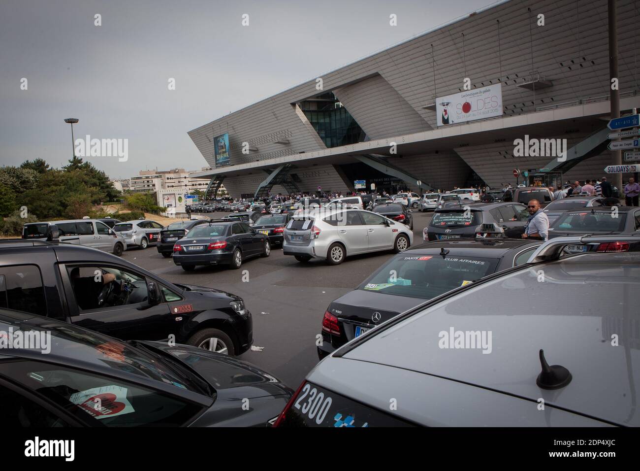 Les chauffeurs de taxi bloquent la porte Maillot à Paris, en France, le 26 juin 2015. Des centaines de chauffeurs de taxi ont convergé sur les aéroports et dans d'autres zones autour de la capitale pour manifester contre UberPOP, une application de taxi populaire qui fait face à une opposition féroce des taxis traditionnels. L'accès à trois terminaux de l'aéroport Paris-Charles de Gaulle et dans un certain nombre de zones de Paris, notamment la porte Maillot, a été bloqué. Photo de Audrey Poree/ABACAPRESS.COM Banque D'Images