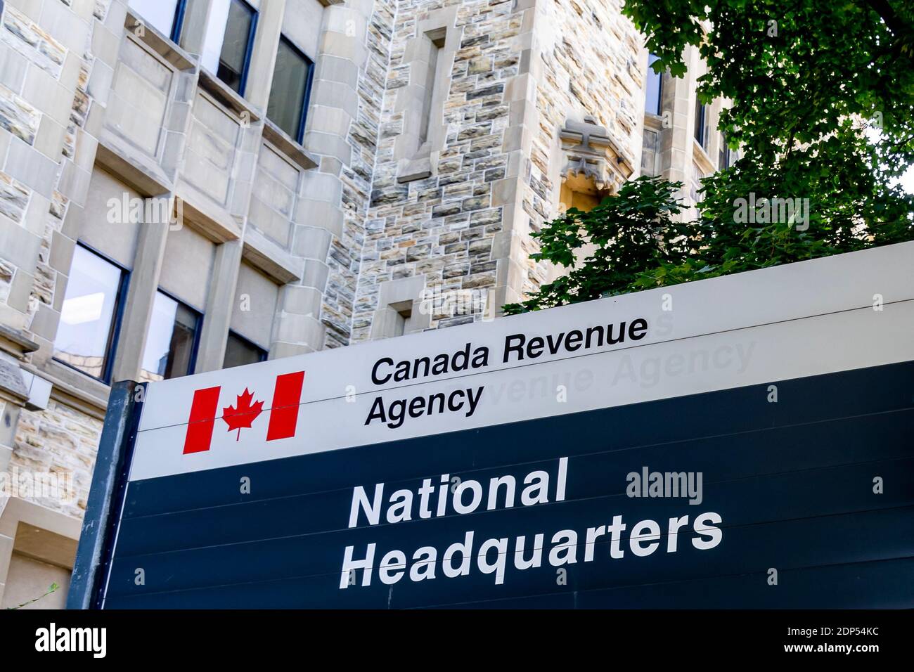 Ottawa (Ontario), Canada - le 8 août 2020 : une partie de l'affiche de l'Agence du revenu du Canada est visible à l'administration centrale à Ottawa. Banque D'Images