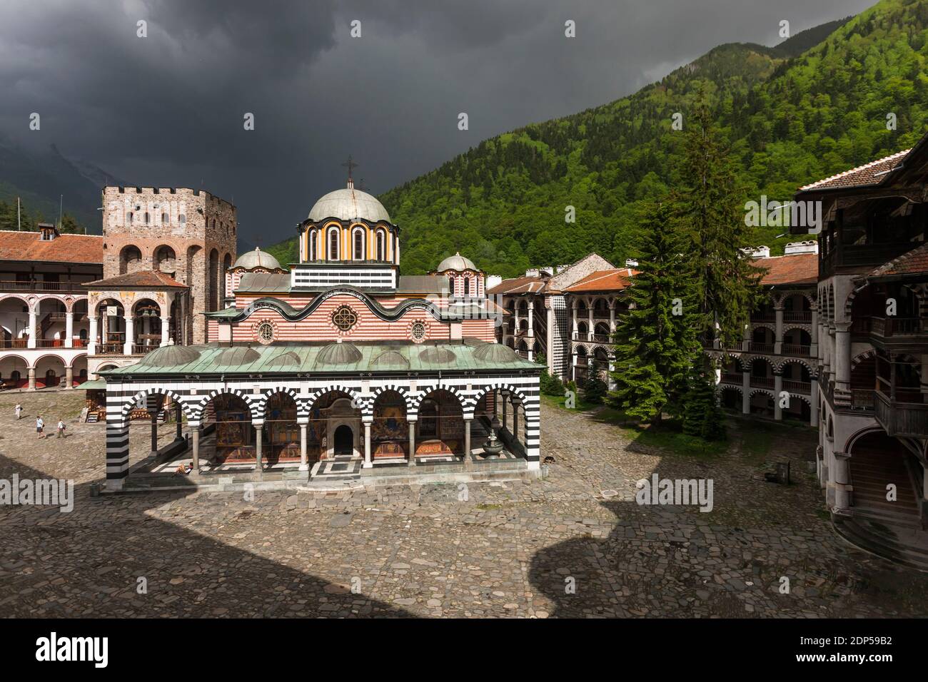 Monastère de Rila, sous le nuage de pluie, monastère de Saint Ivan de Rila, cour et église principale, province de Kyustendil, Bulgarie, Europe du Sud-est, Europe Banque D'Images