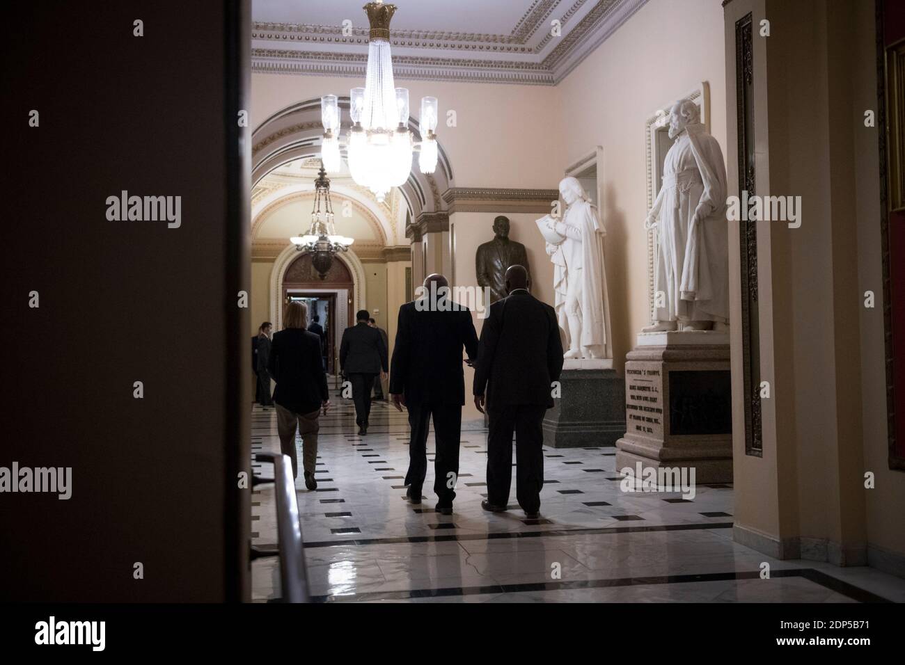 Washington, États-Unis d'Amérique. 18 décembre 2020. James Clyburn (démocrate de Caroline du Sud), assistant démocrate à la Chambre des représentants des États-Unis, se rend à la Chambre pour un vote en soirée au Capitole des États-Unis à Washington, DC, le vendredi 18 décembre 2020. Credit: Rod Lamkey/CNP | usage dans le monde crédit: dpa/Alay Live News Banque D'Images