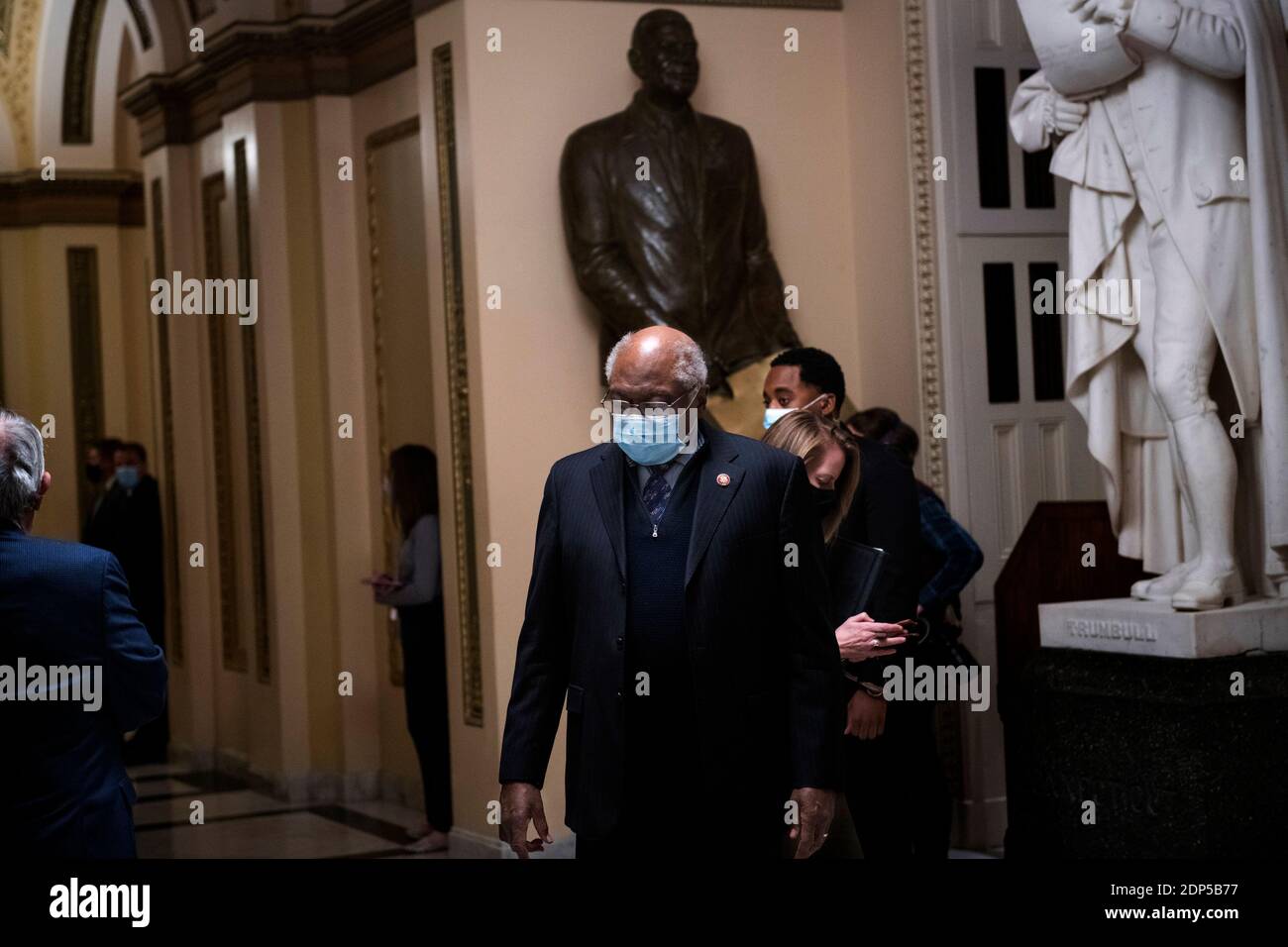 Washington, États-Unis d'Amérique. 18 décembre 2020. James Clyburn (démocrate de Caroline du Sud), assistant démocrate à la Chambre des représentants des États-Unis, est parti de la Chambre des représentants après un vote en soirée au Capitole des États-Unis à Washington, DC, le vendredi 18 décembre 2020. Credit: Rod Lamkey/CNP | usage dans le monde crédit: dpa/Alay Live News Banque D'Images