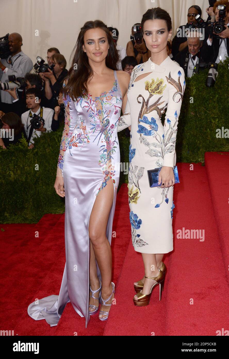 Emily Ratajkowski Assistent Irina Shayk et Emily Ratajkowski assistent au gala des avantages de l ...